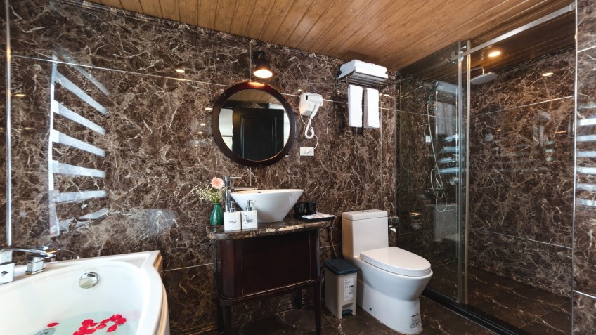 Amanda Cruise: Modern & Luxurious Bathroom
