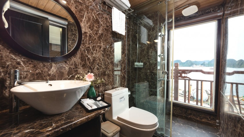 Amanda Cruise: Stunning View To Halong Bay