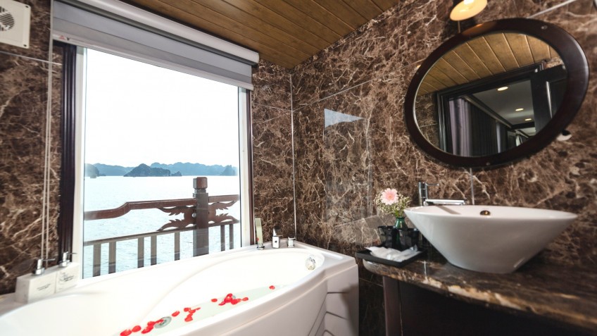 Amanda Cruise: Bathtub Overlooking To The Bay