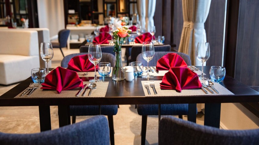 Jade Sails: Exquisite Restaurant Set Table