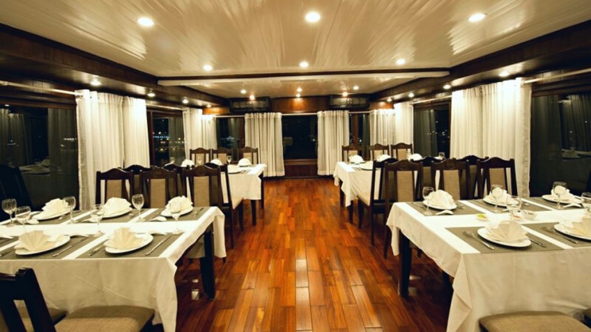 Phoenix Cruise: Overview of the Restaurant