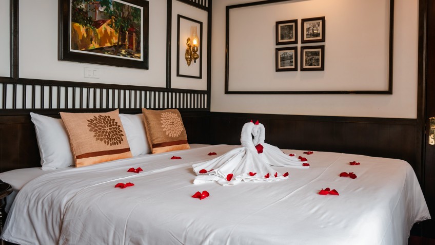 Sena Cruises: Romantic Setup in the bed