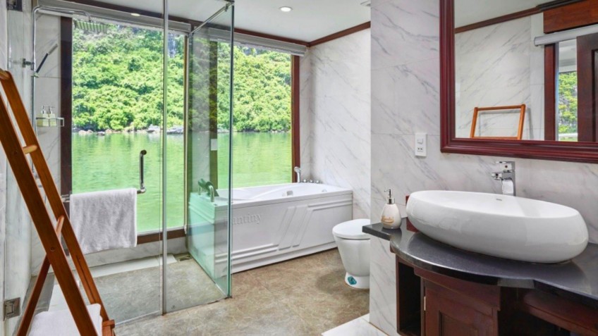 Verdure Lotus Classic Cruise: Lavish Bathroom With The Bathtub