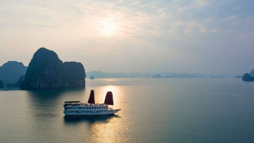 Garden Bay Legend Cruise: The junk boat Sailing in Bai Tu Long Bay