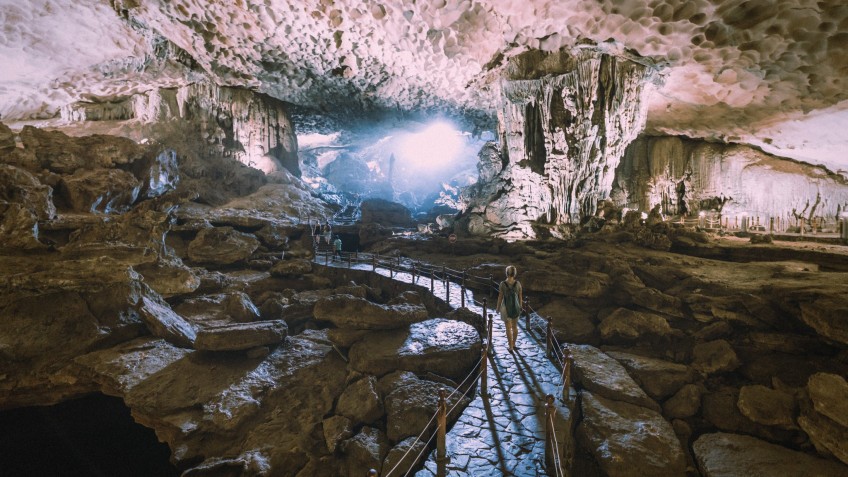 Indochine Premium Cruise: Visit Sung Sot Cave