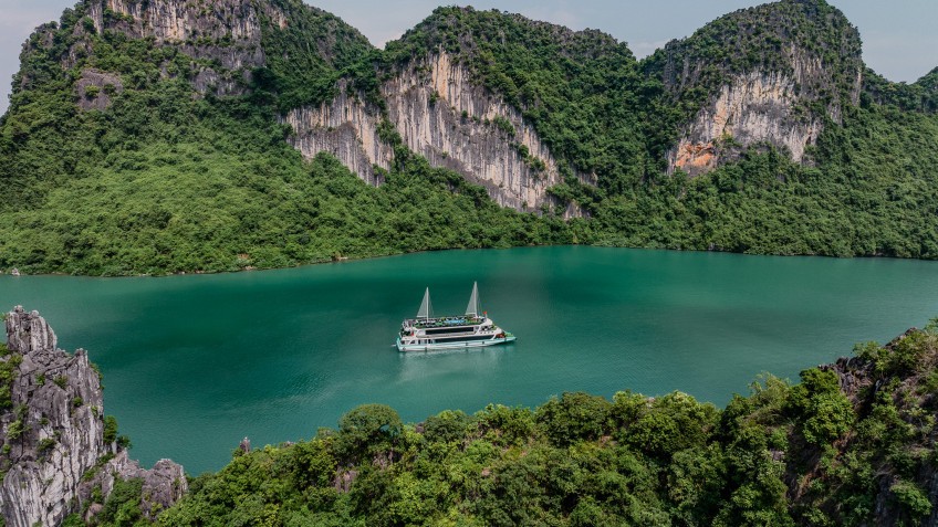 Amethyst Day Cruise: Pretty day boat amidst serene seascape