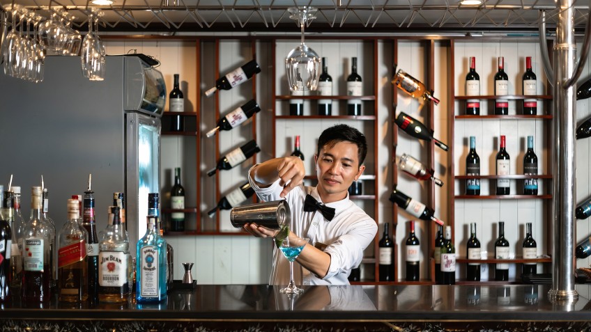 Swan Cruises: Professional Bartender