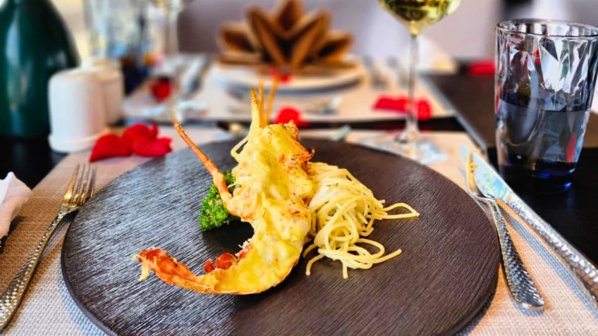 Elite of the Seas Cruise: Elegant decoration of fine dining dishes