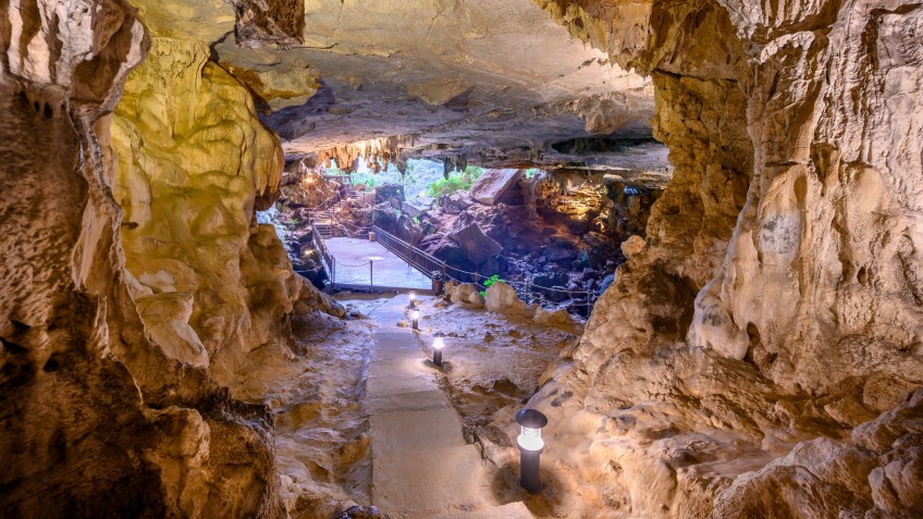 Hera Grand Luxury Cruise: Spectacular Sung Sot Cave