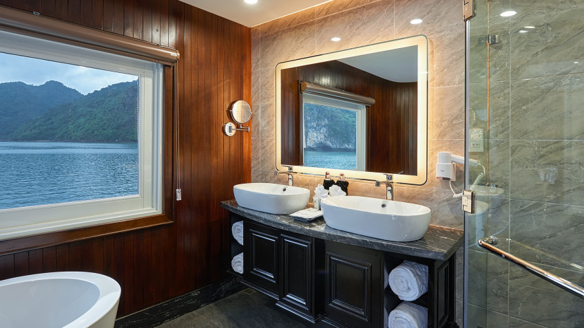 Paradise Grand Cruise: Bathroom With Scenic Lan Ha View