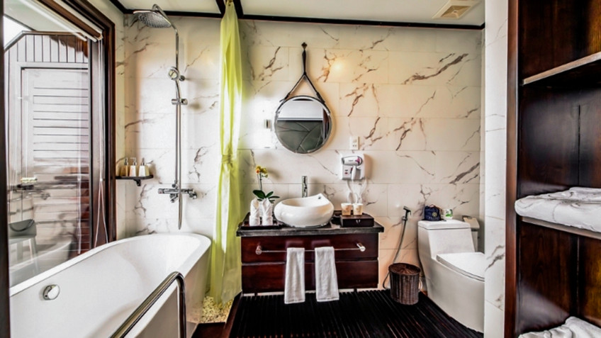 Peony Cruise: Full Amenities With Bathtub