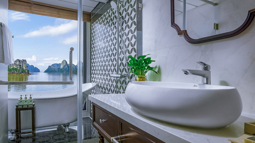 Capella Cruise: Wide bathroom space