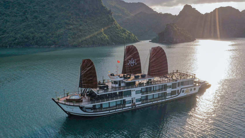 Orchid Classic Cruise: Sparkling junk boat among sunrise