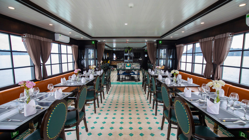 La Muse Day Cruise: Bright restaurant corner